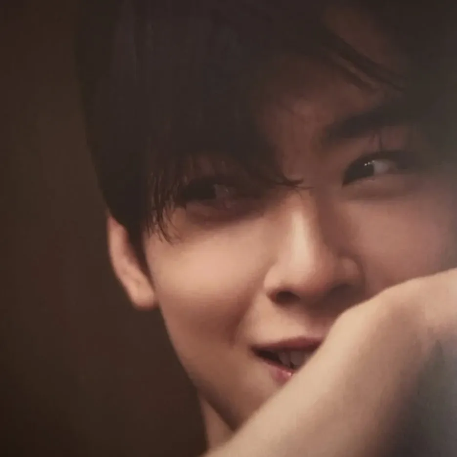 Behind-the-scenes cut of Cha Eunwoo
