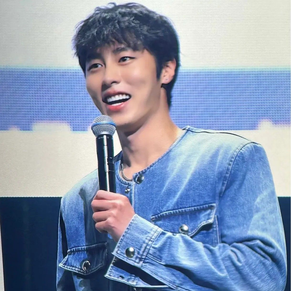 A moment captured by a fan of Lee Jaewook