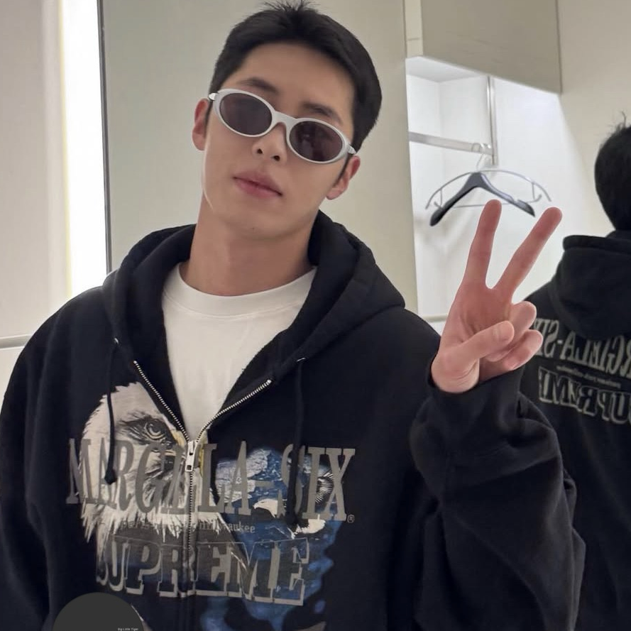 A moment captured by a fan of Lee Jaewook