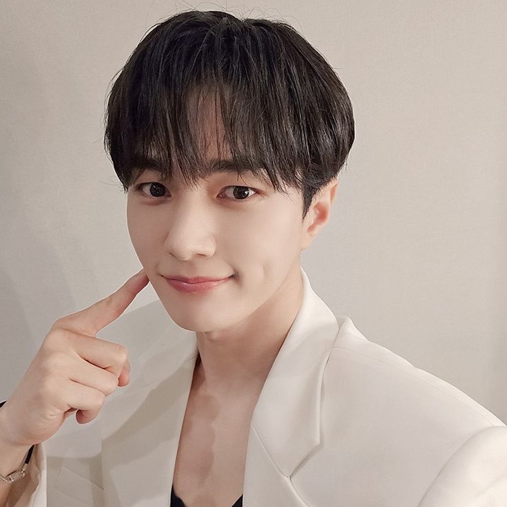 A moment captured by a fan of Kim Myungsoo (L)