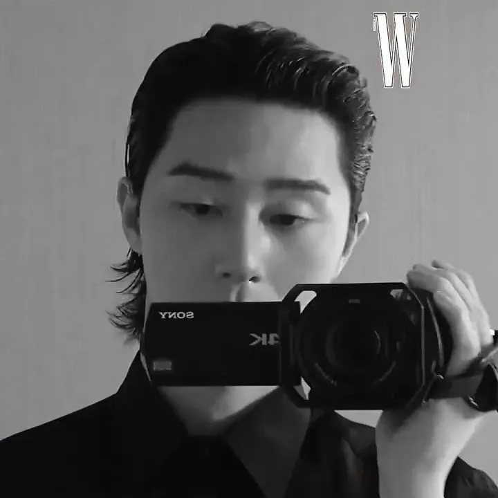 A moment captured by a fan of Park Seojoon