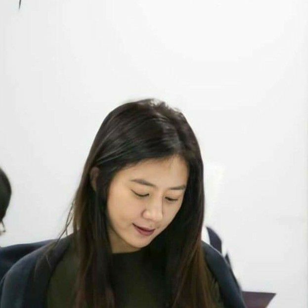 Behind-the-scenes cut of Kim Heeae