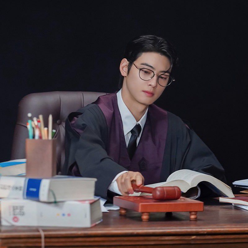 Behind-the-scenes cut of Cha Eunwoo