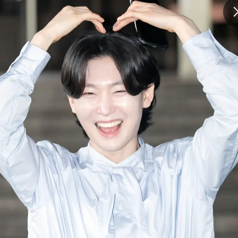 Behind-the-scenes cut of Kim Yongbin