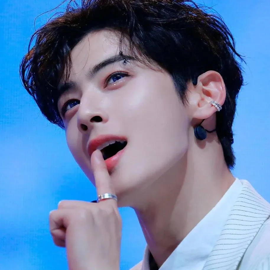 Recent activity shot of Cha Eunwoo