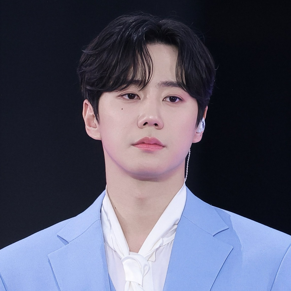 Behind-the-scenes cut of Lee Junyoung