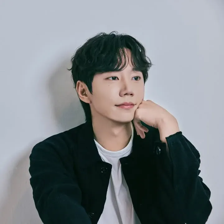 Behind-the-scenes cut of Lee Junyoung