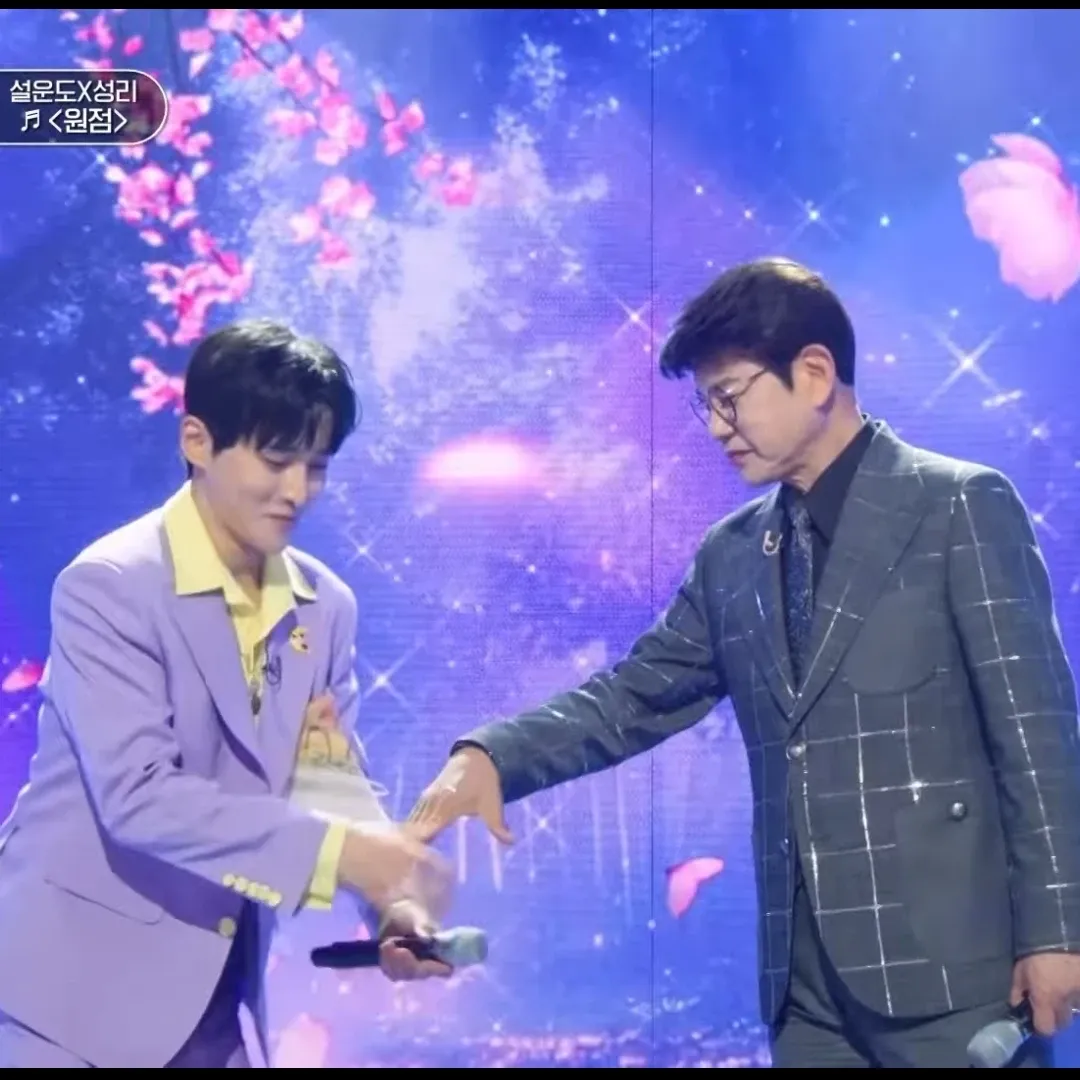 A moment captured by a fan of Seong Ri