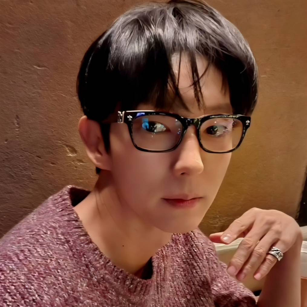 A moment captured by a fan of Lee Joongi