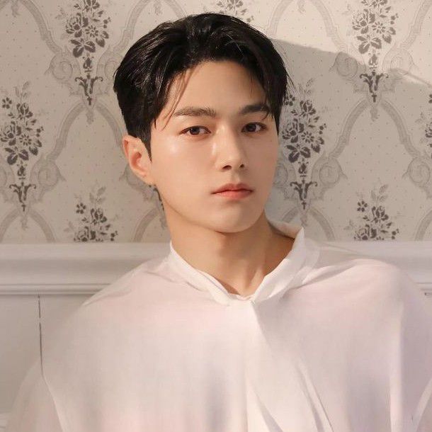 A moment captured by a fan of Kim Myungsoo (L)