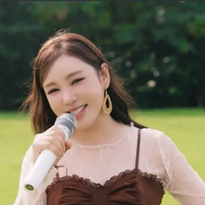 Latest photo of Song Gain