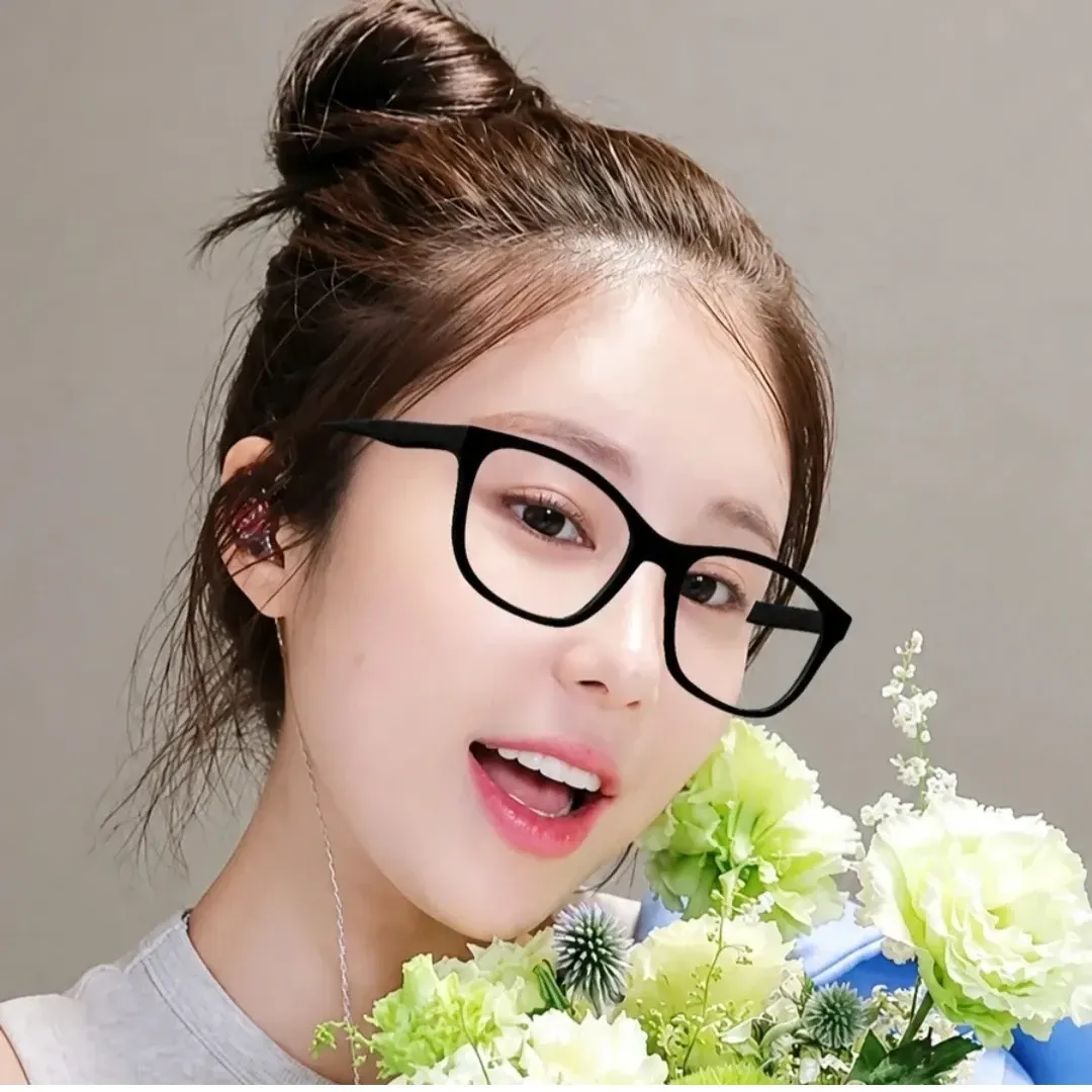 Behind-the-scenes cut of Kim Soyou