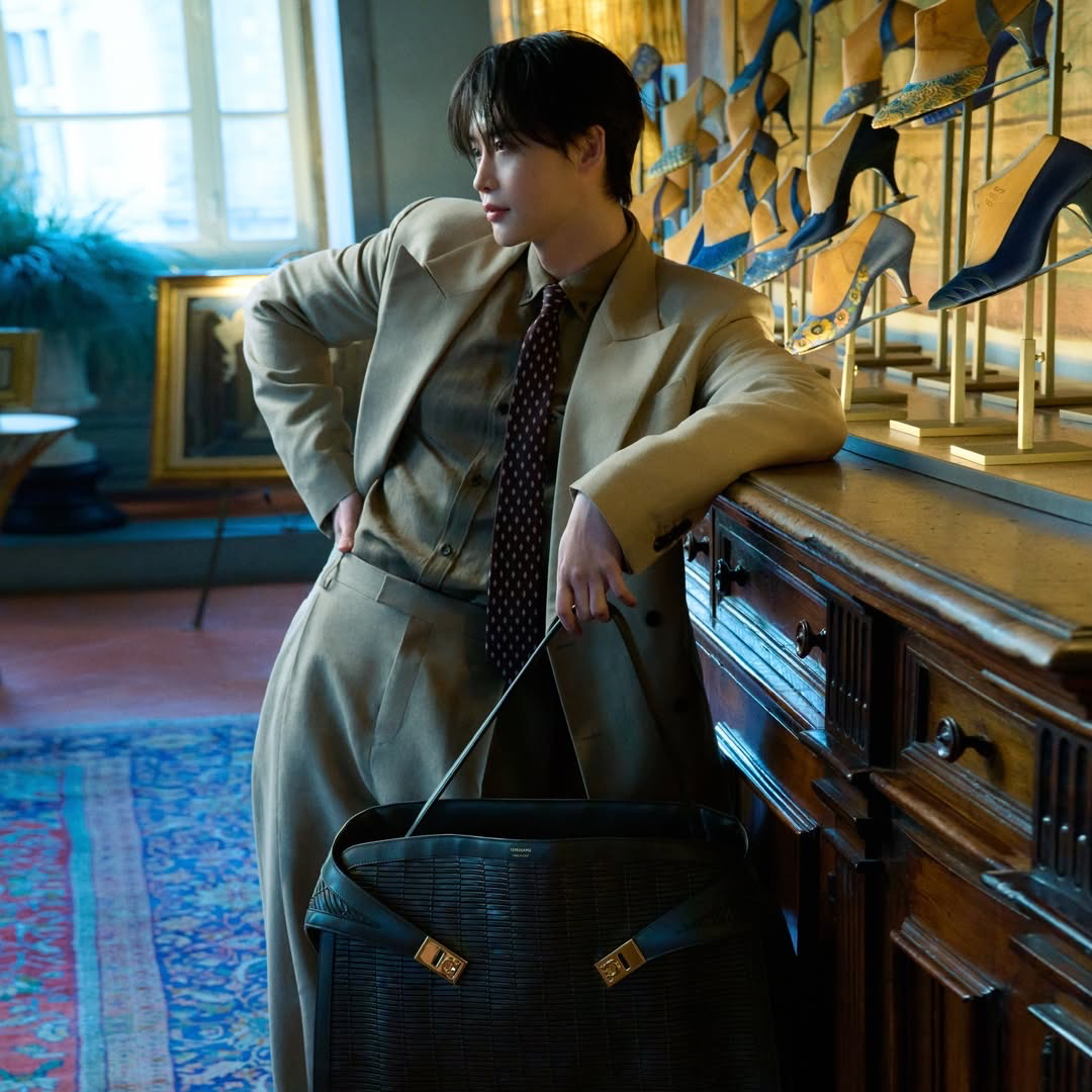 Recent activity shot of Lee Jongsuk