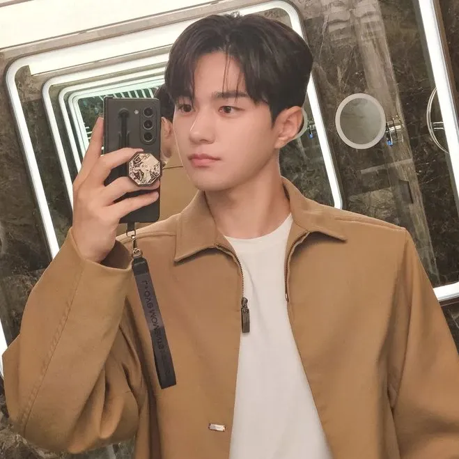 Recent activity shot of Kim Myungsoo (L)