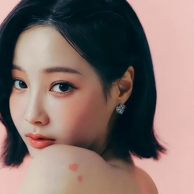 Behind-the-scenes cut of Yeonwoo