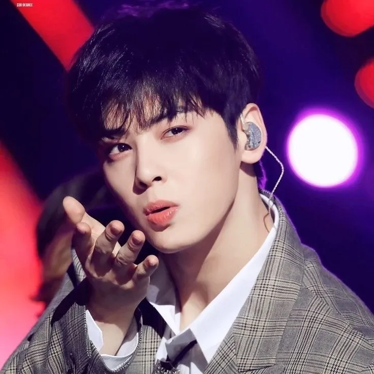 Recent activity shot of Cha Eunwoo