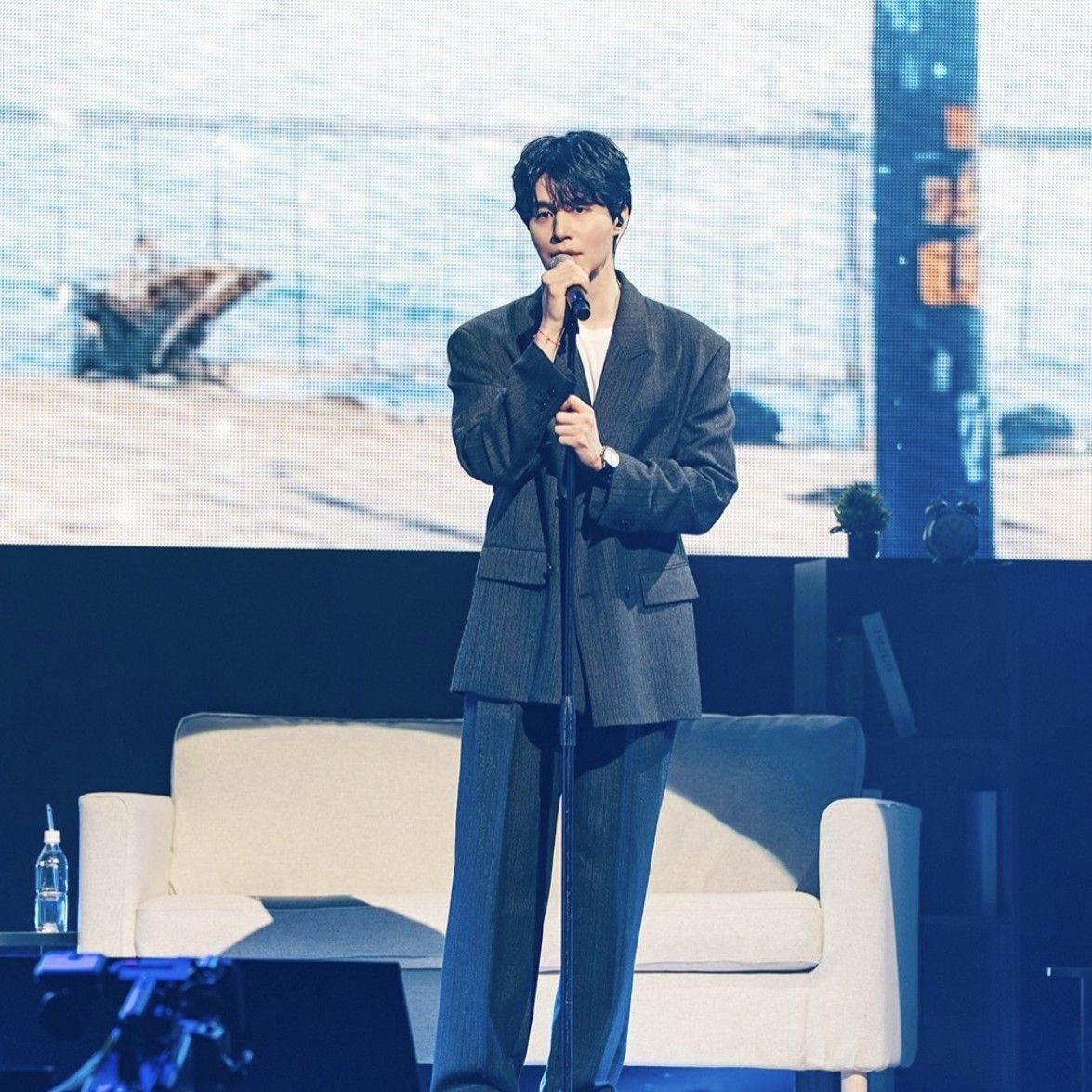 A moment captured by a fan of Lee Dongwook