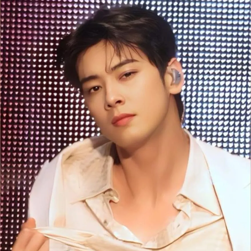A moment captured by a fan of Cha Eunwoo