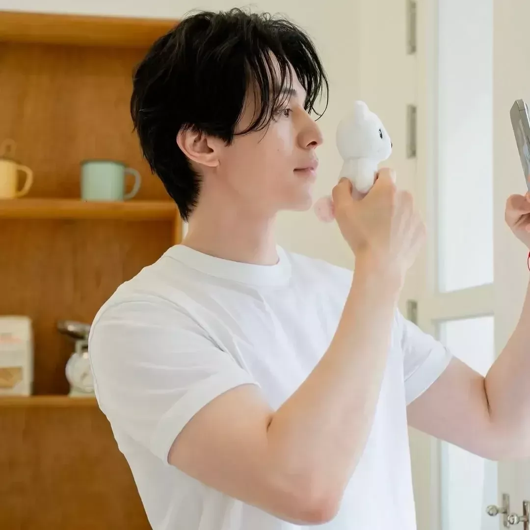 Behind-the-scenes cut of Lee Dongwook