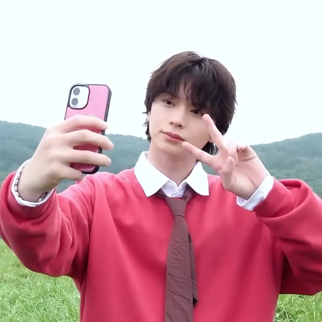 A moment captured by a fan of Yook Sungjae