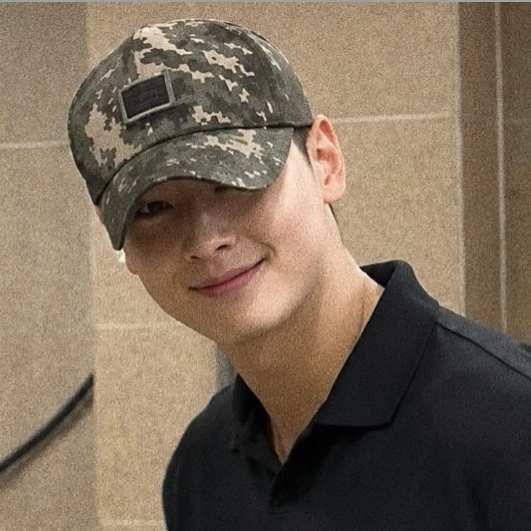 Latest photo of Cha Eunwoo