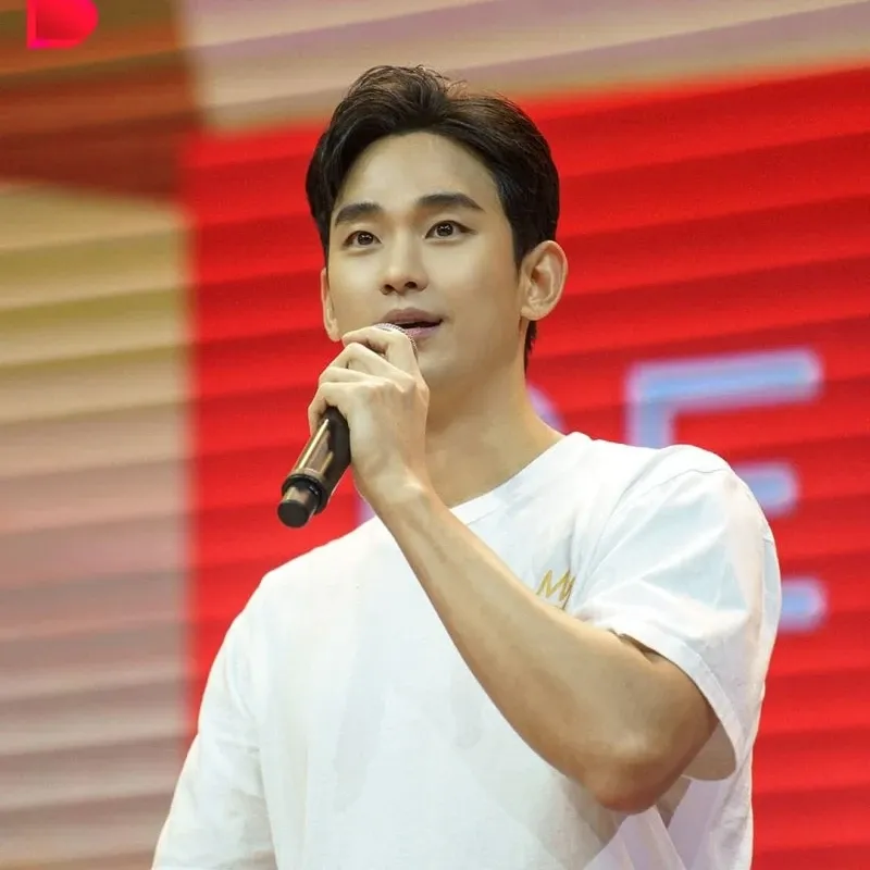 A moment captured by a fan of Kim Soohyun