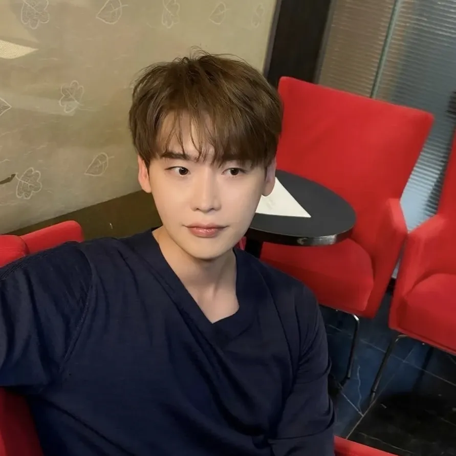 A moment captured by a fan of Lee Jongsuk