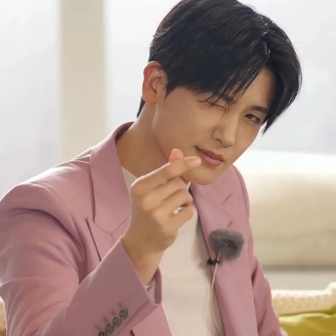 A moment captured by a fan of Park Hyungsik
