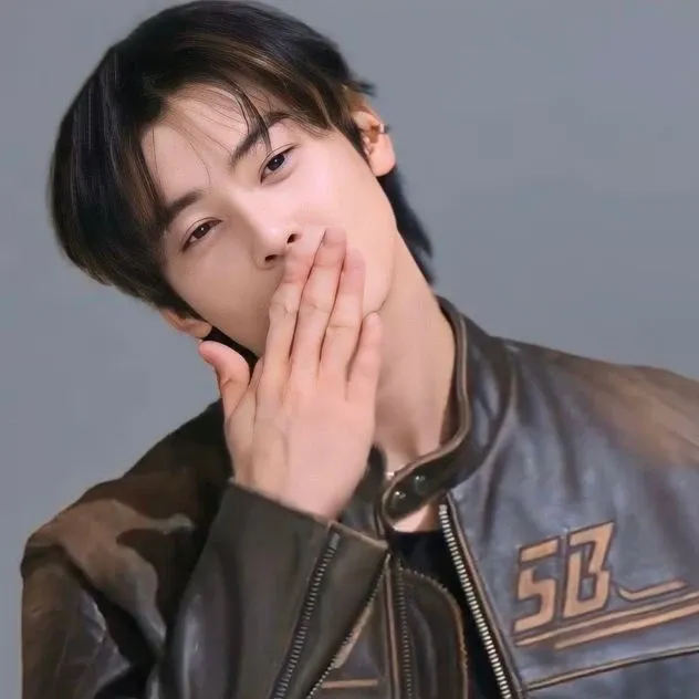 Behind-the-scenes cut of Cha Eunwoo