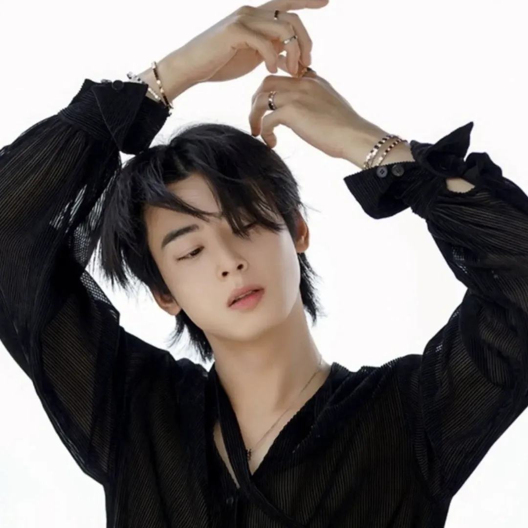 Behind-the-scenes cut of Cha Eunwoo