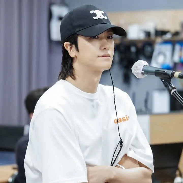 A moment captured by a fan of Park Hyungsik