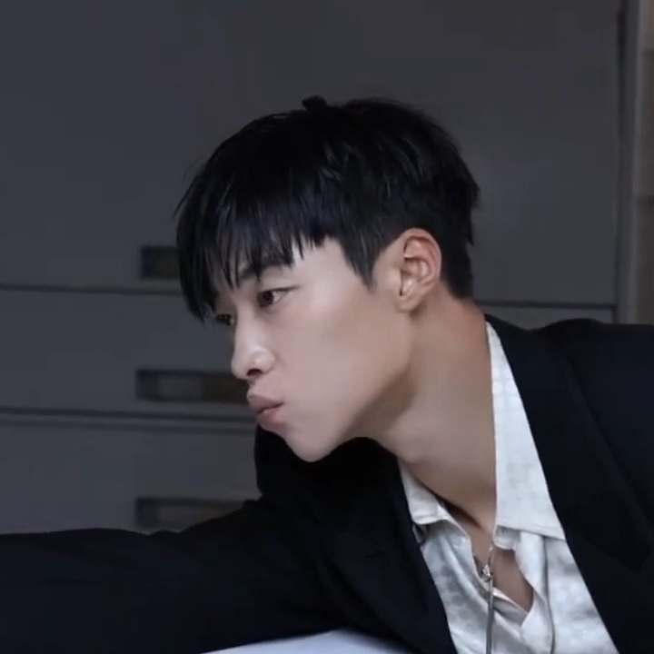 A moment captured by a fan of Woo Dohwan