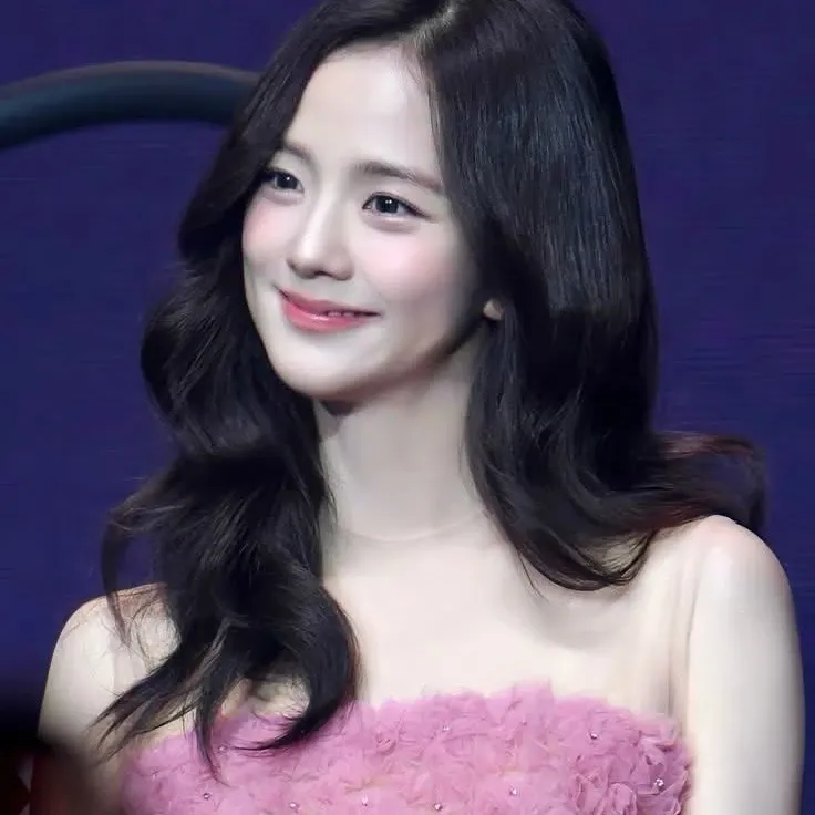 Latest photo of Jisoo (1995)