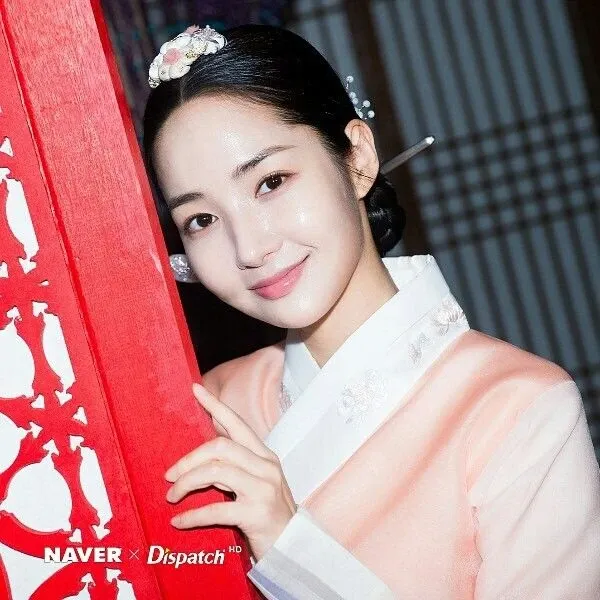 Behind-the-scenes cut of Park Minyoung