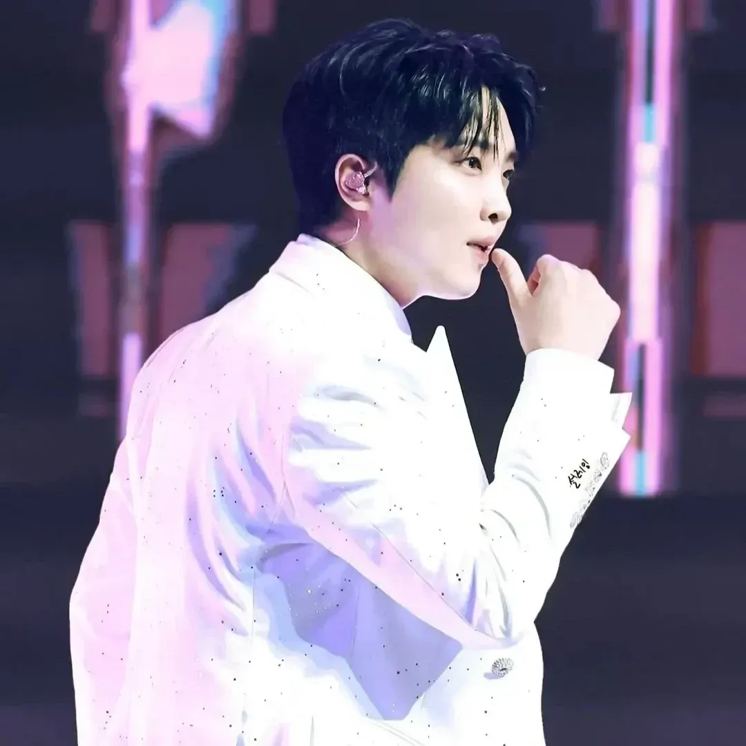 A moment captured by a fan of Hwang Yunsung