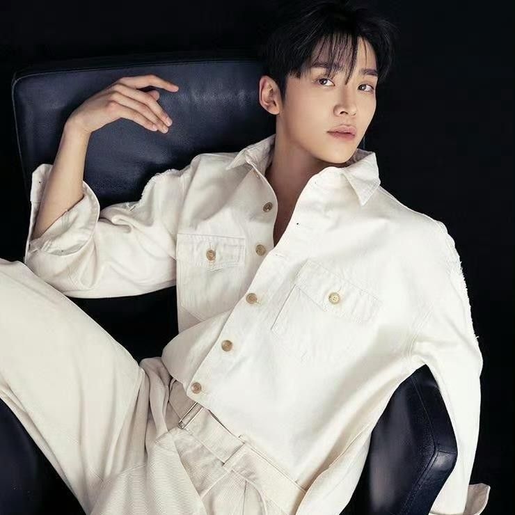 Foto terbaru dari Rowoon