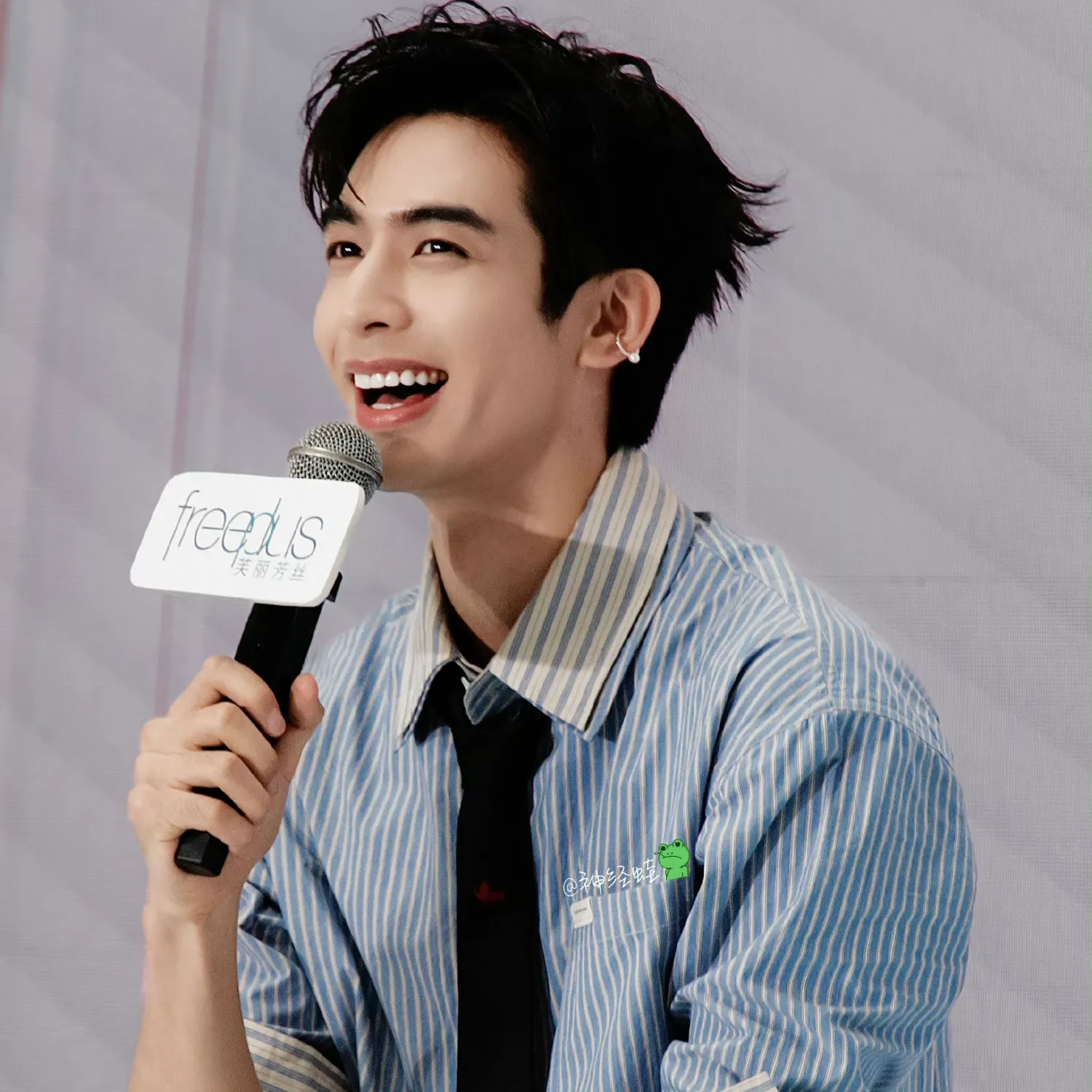 Behind-the-scenes cut of Song WeiLong