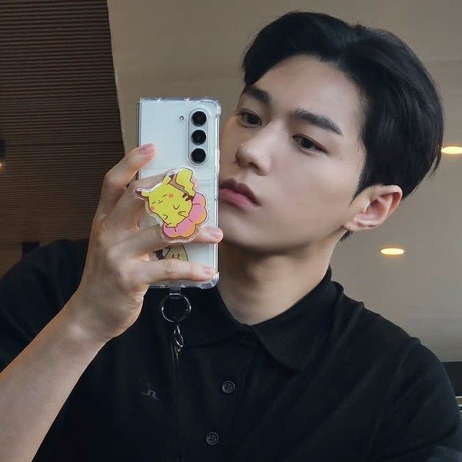 Recent activity shot of Kim Myungsoo (L)