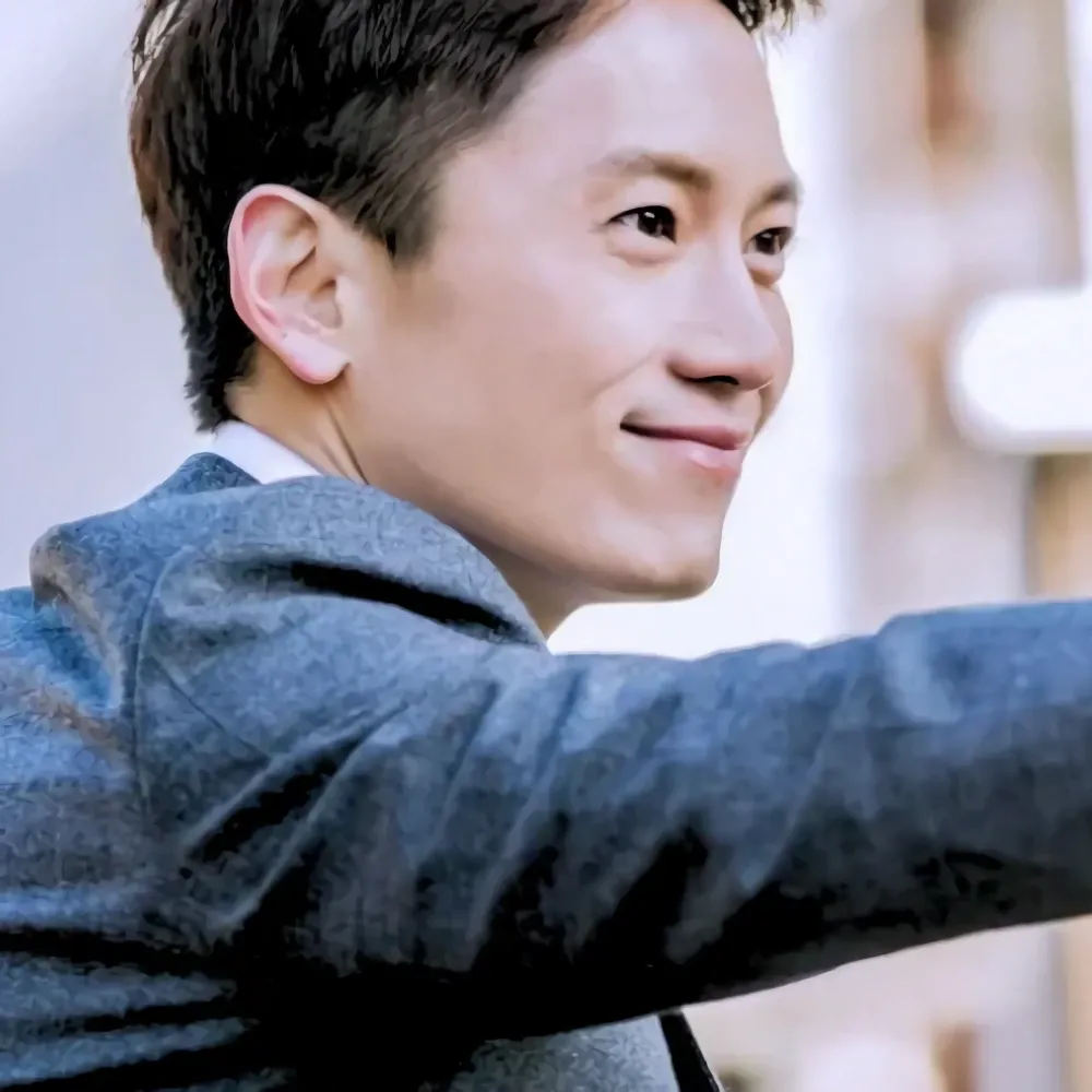 Behind-the-scenes cut of Ji Sung