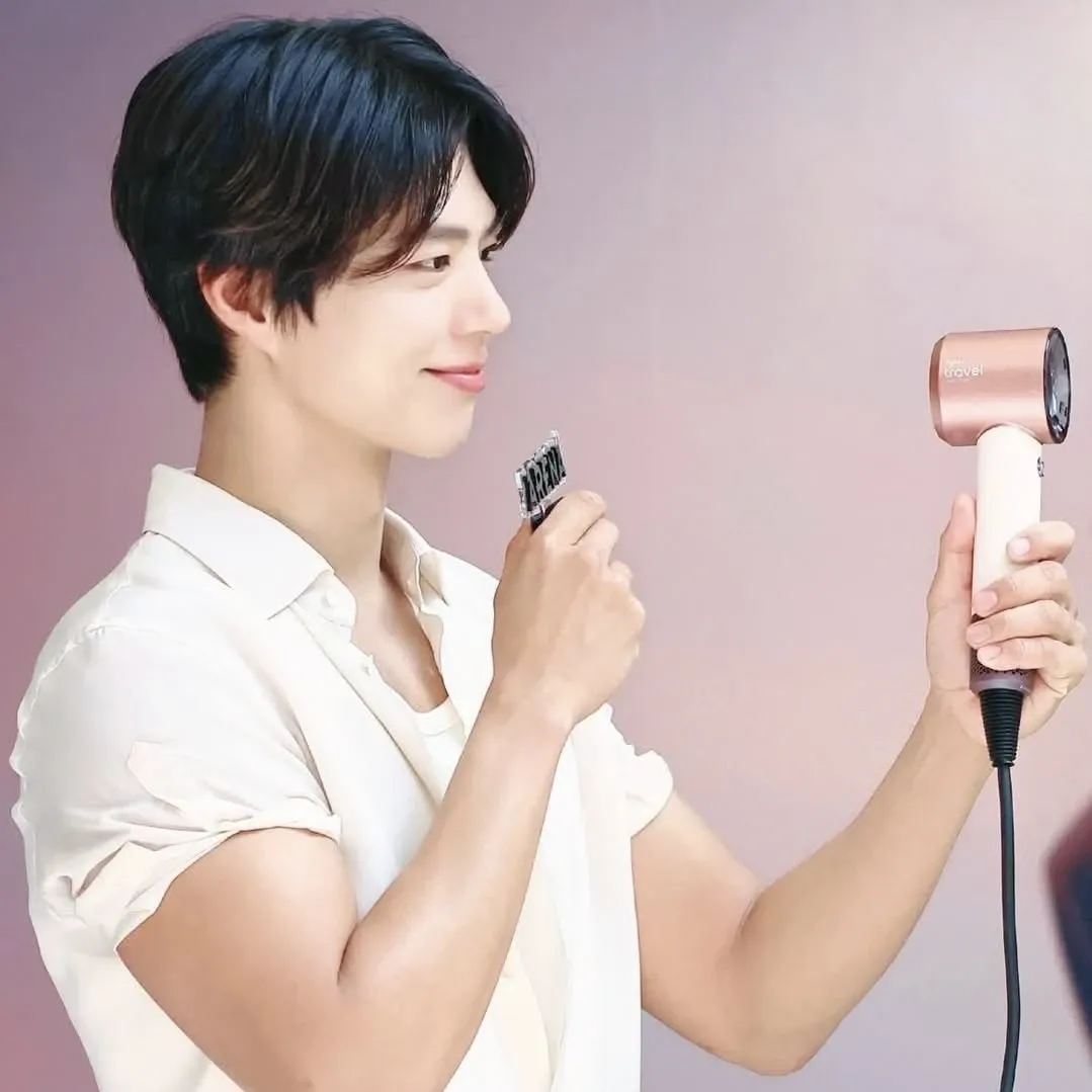 A moment captured by a fan of Park Bogum