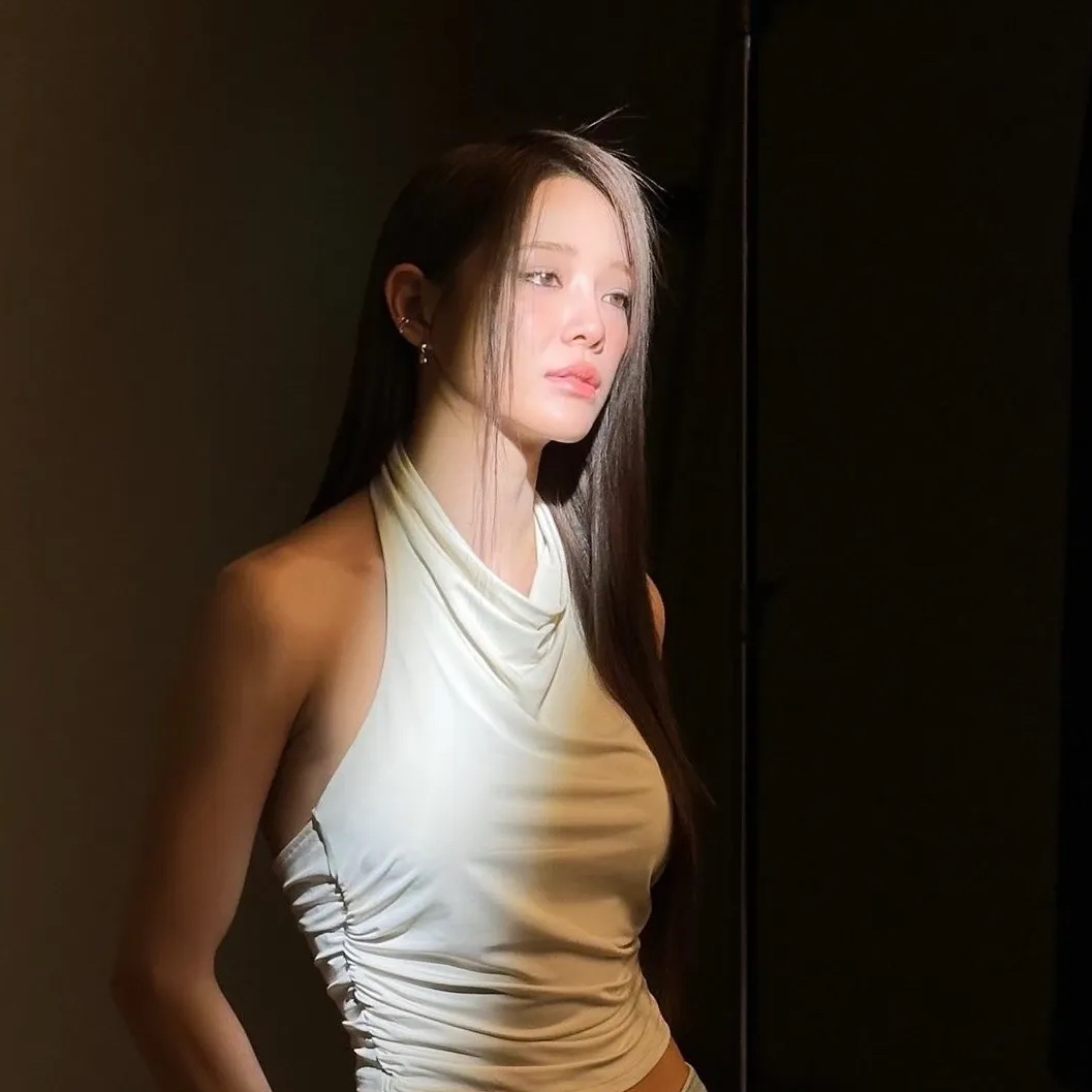 Behind-the-scenes cut of Kim Sejeong