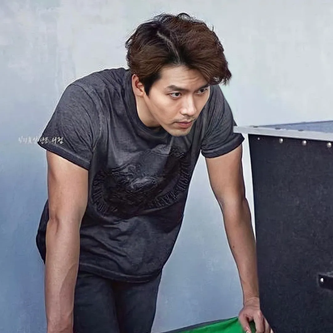 Momen yang diabadikan oleh penggemar Hyun Bin