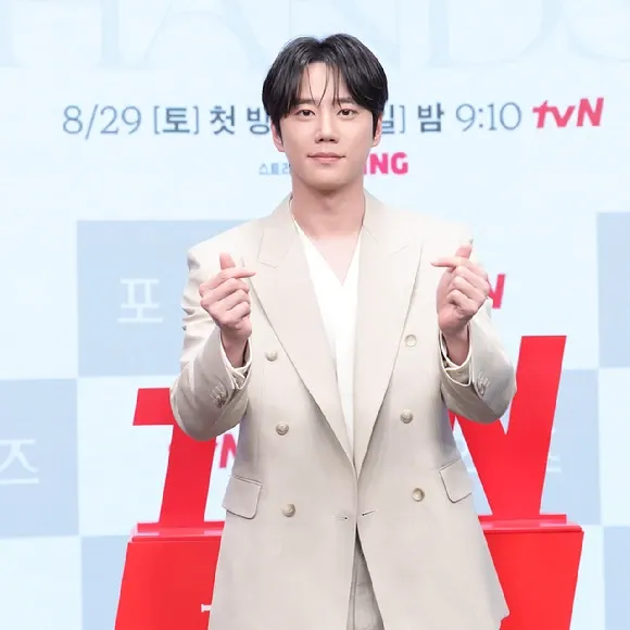 Behind-the-scenes cut of Lee Junyoung