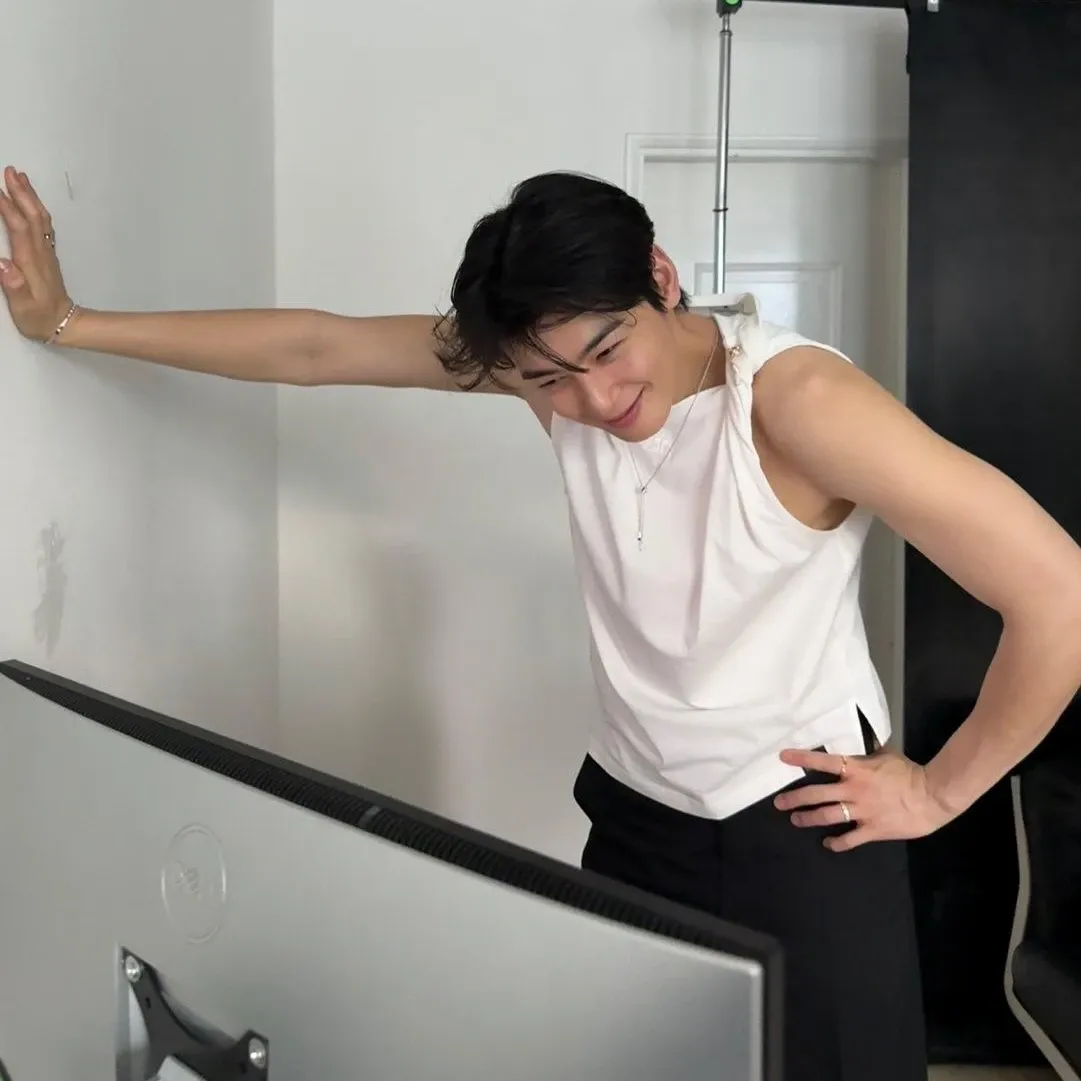 A moment captured by a fan of Cha Eunwoo