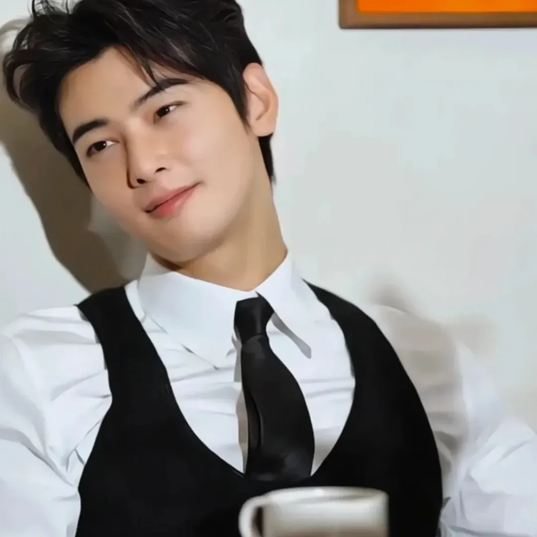 Latest photo of Cha Eunwoo