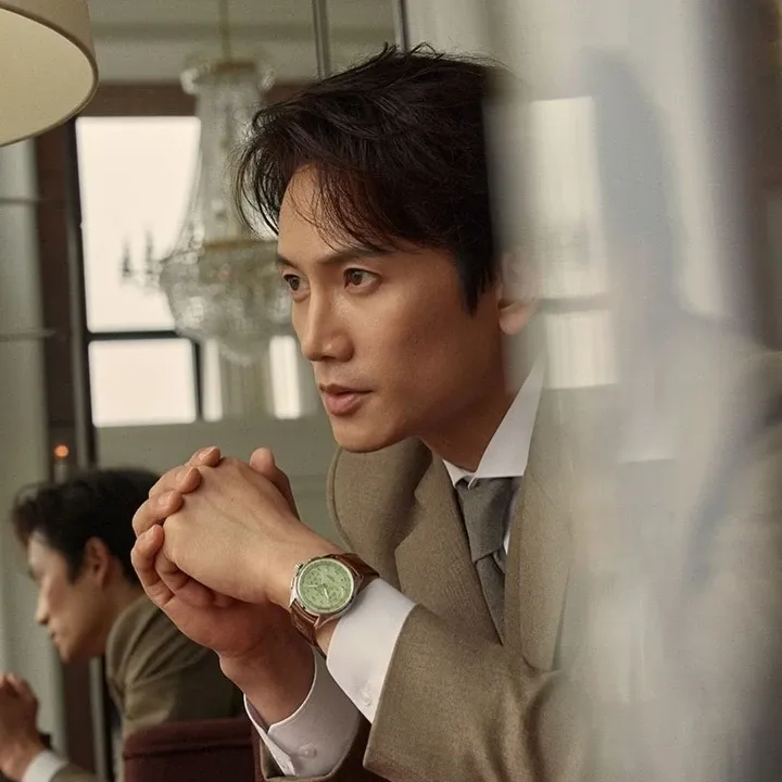 Behind-the-scenes cut of Ji Sung