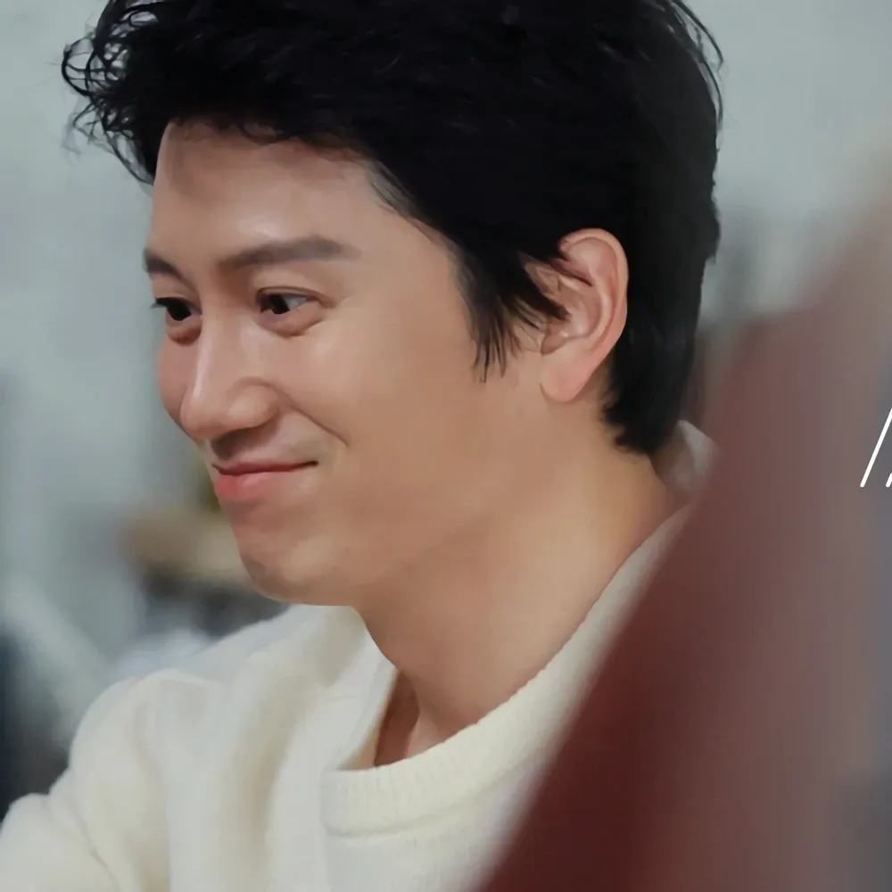 Behind-the-scenes cut of Ji Sung
