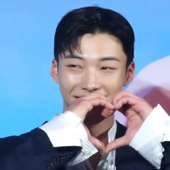 A moment captured by a fan of Woo Dohwan