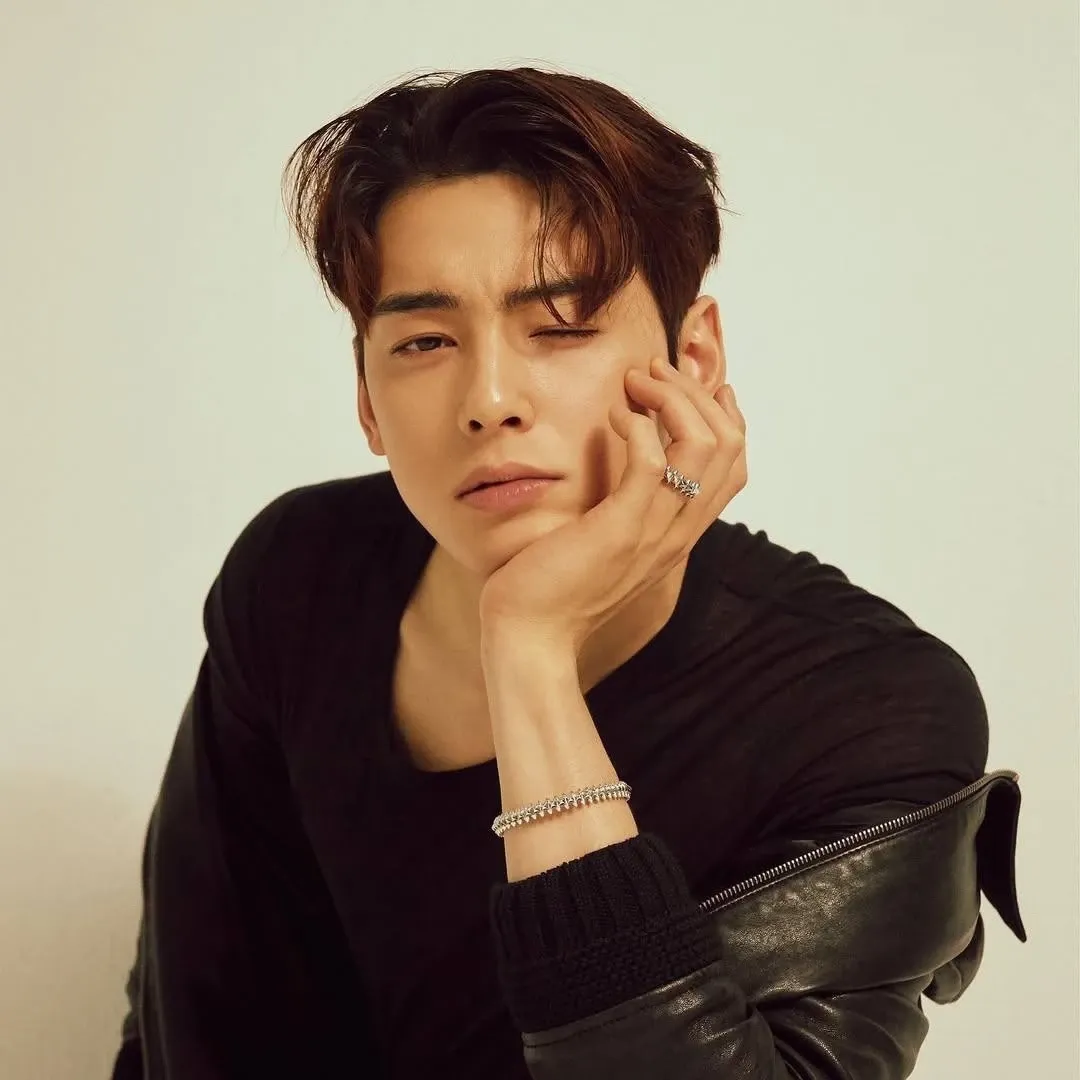 Behind-the-scenes cut of Cha Eunwoo