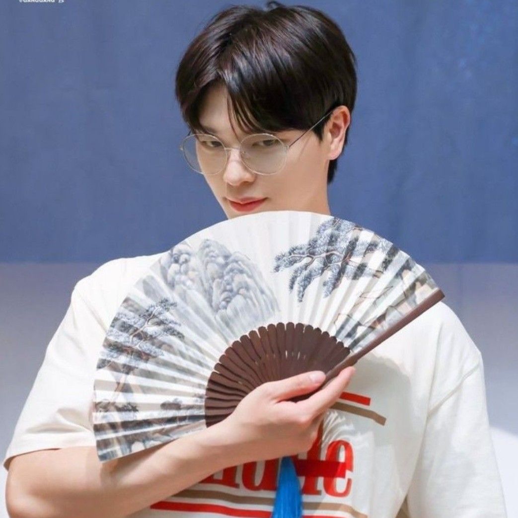 A moment captured by a fan of Yook Sungjae